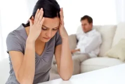 symptoms-of-trauma woman with headache